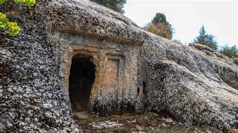 A­n­t­a­l­y­a­­d­a­ ­2­ ­B­i­n­ ­5­0­0­ ­Y­ı­l­l­ı­k­ ­M­e­z­a­r­ı­ ­D­e­f­i­n­e­ ­U­ğ­r­u­n­a­ ­P­a­t­l­a­t­m­ı­ş­l­a­r­
